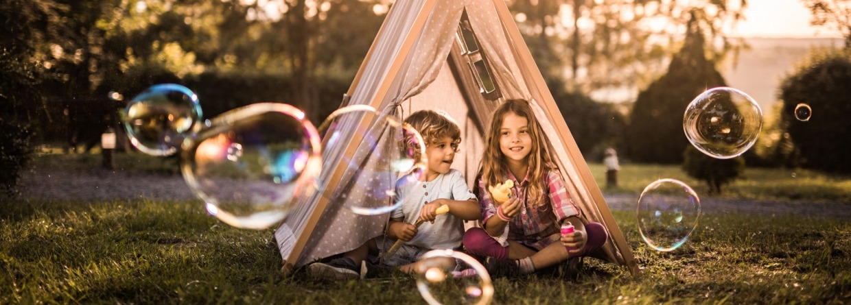 kleine kinderen spelen buiten in een tent