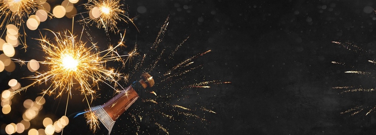 Oud en nieuw, champagnefles met vuurwerk in de lucht