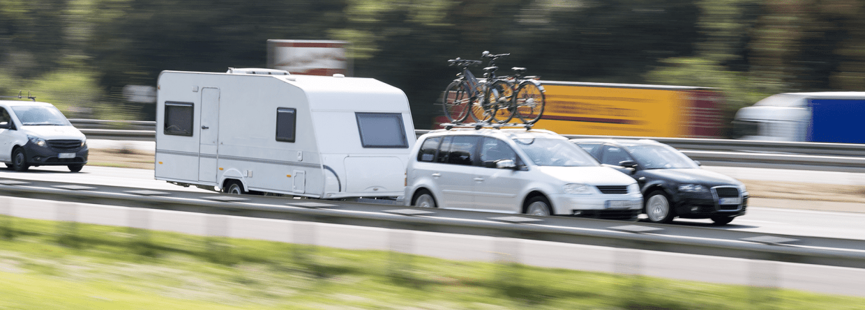 auto met caravan op snelweg