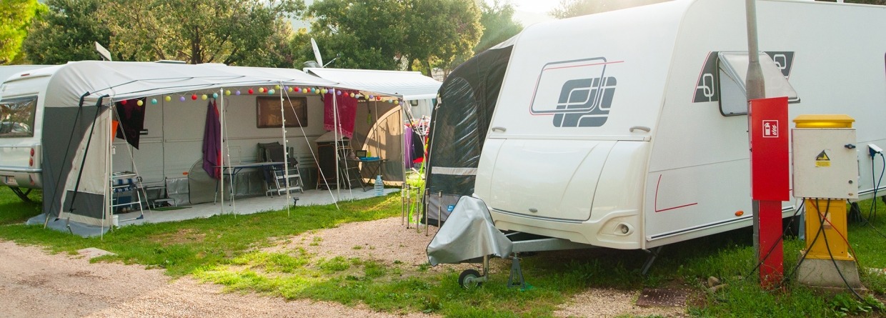 Caravans op een camping